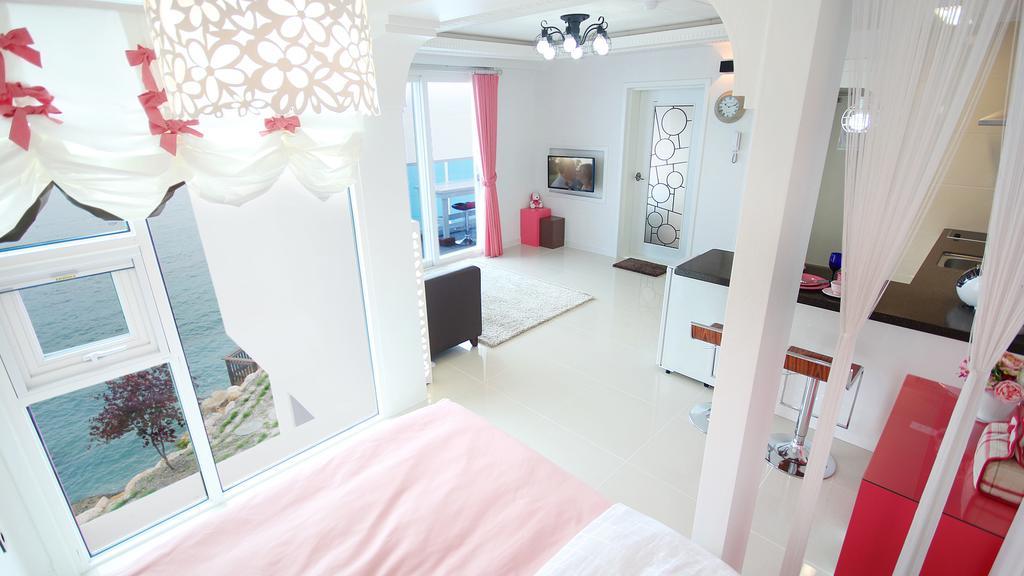 Blue & White Pension Namhae Exterior foto