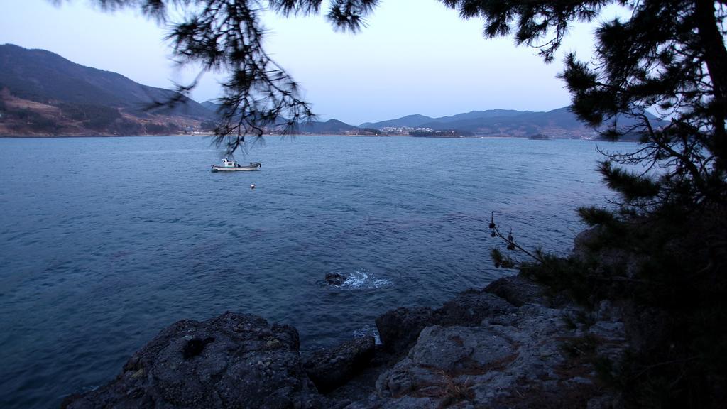 Blue & White Pension Namhae Exterior foto