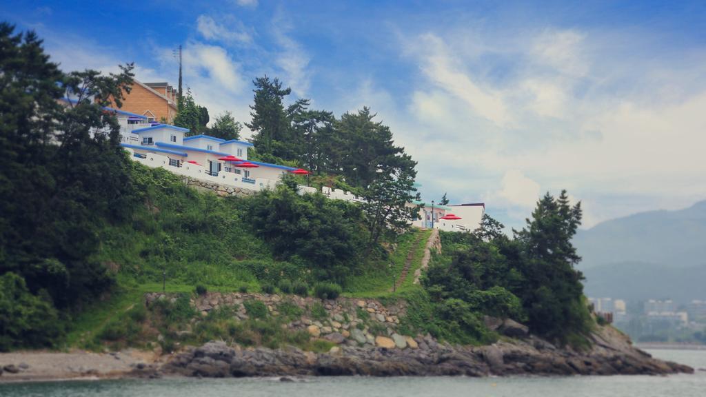 Blue & White Pension Namhae Exterior foto