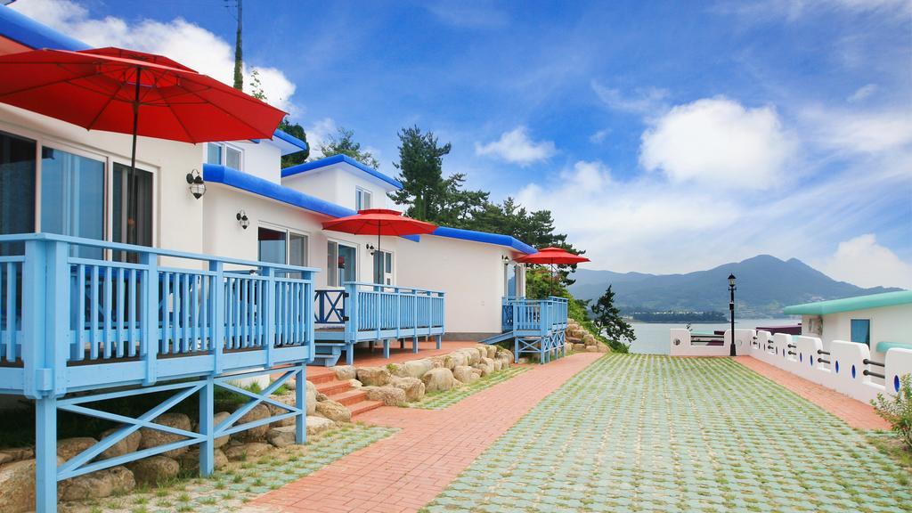 Blue & White Pension Namhae Exterior foto